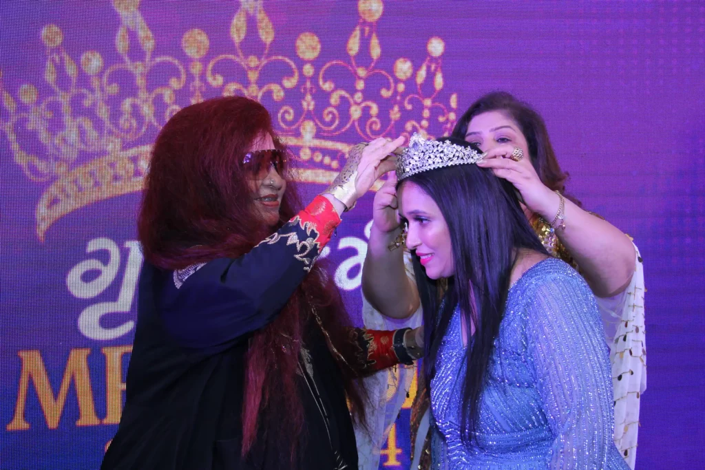 Mrs India Grehlakshmi crown stage